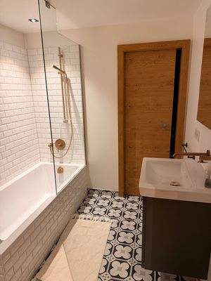 Bad EG mit Wanne.jpeg