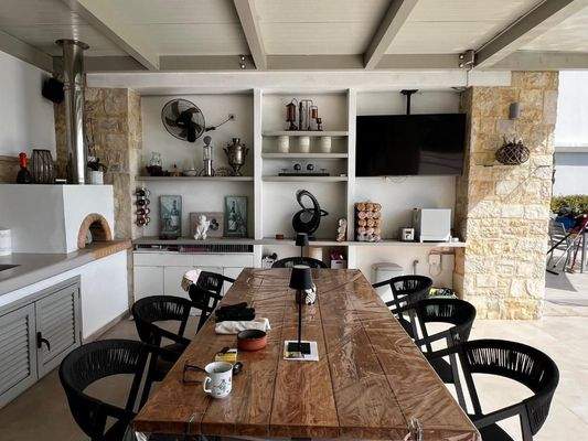 Kreta, Kolymvari: Zweistöckige Villa mit Infinity-Pool und Meerblick zu verkaufen