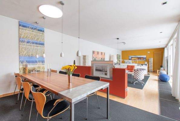 Offener Wohn-Essbereich mit Blick in den Garten