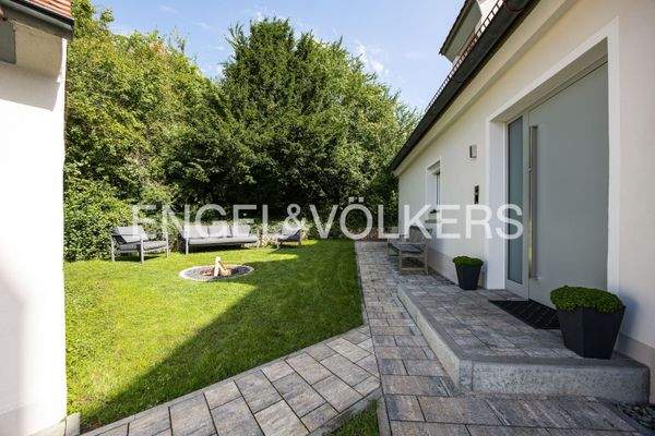 Eleganter, straßenabgewandter Eingangsbereich, der mit harmonischer Architektur und repräsentativem Charme überzeugt