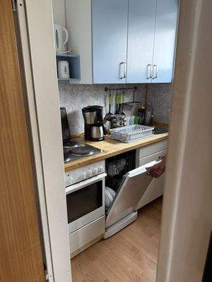 Mit Herd und Spülmaschine