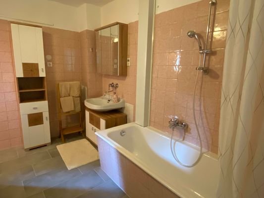Badezimmer mit Badewanne u WC_Bathroom with bathtub and WC