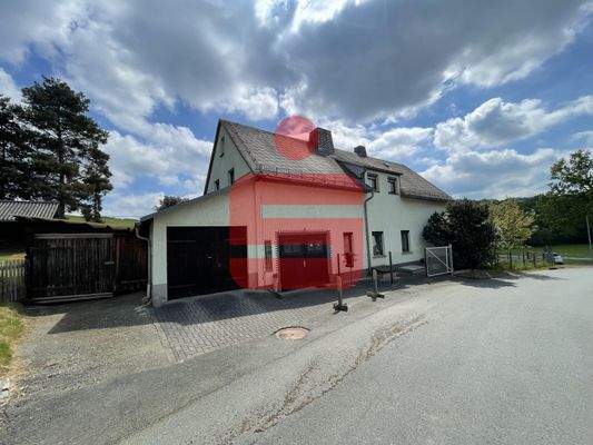 Außenansicht mit Garagen