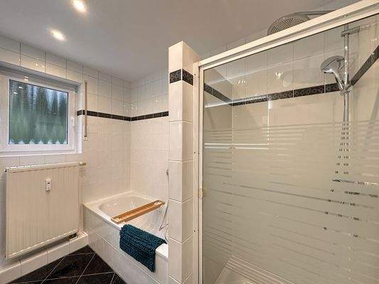 Bad mi Dusche und Badewanne 