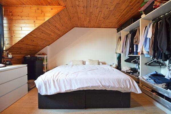 Schlafzimmer DG links