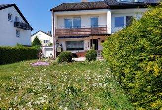 Vorderansicht Haus mit Garten