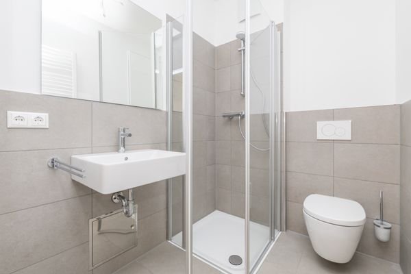 Badezimmer mit Dusche-Beispiel