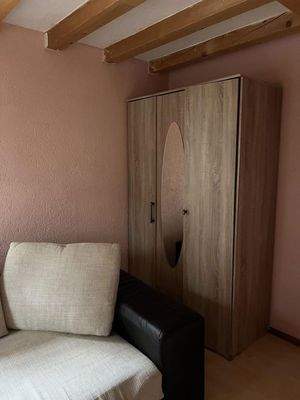 IM ZIMMER IST AUCH EIN SCHRANK