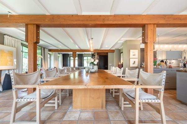 Esszimmer mit einzigartigem Esstisch