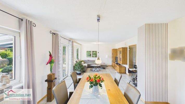 Essbereich mit Zugang zur Terrasse