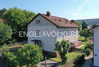 Wohnung im Obergeschoss mit zusätzlichem Wohnraum im ausgebauten Dachgeschoss und eigenem Gartengrundstück