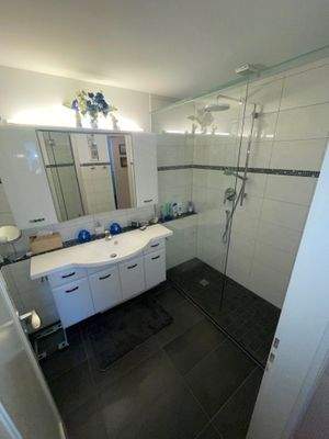 Badezimmer, mit Dusche.jpg