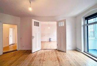 Wohnzimmer mit Balkon