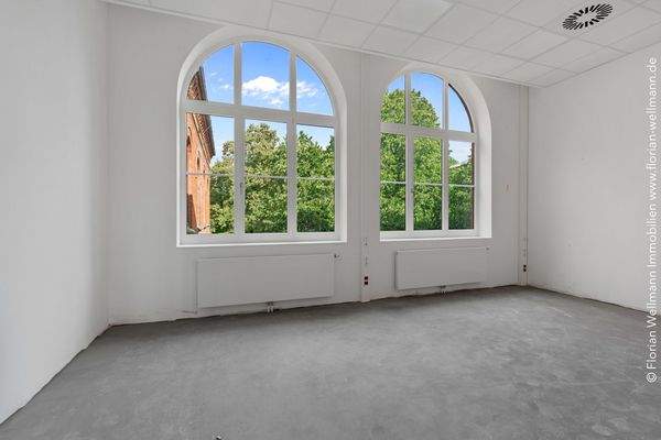 Konferenzraum oder Großraumbüro im 2. Obergeschoss