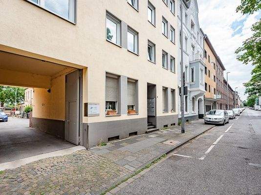 Straßenansicht mit Durchfahrt