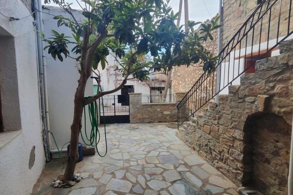 Kreta, Kavousi: Traditionelles Dorfsteinhaus mit Gästehaus zu verkaufen