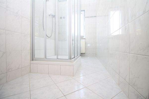 Badezimmer mit Dusche