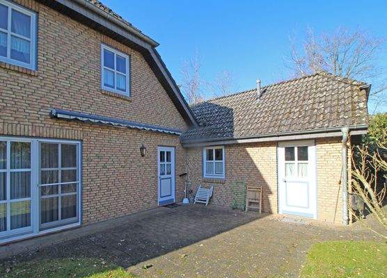 Rückansicht mit Nebeneingangstür + Abstellraum