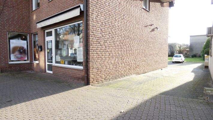 Zufahrt zum großzügigen Parkplatz