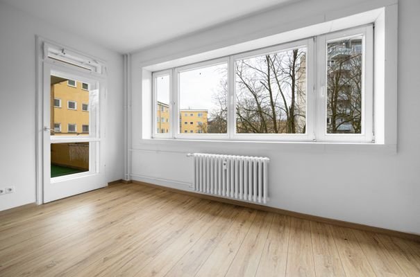 Große Fensterfront mit Balkonzugang