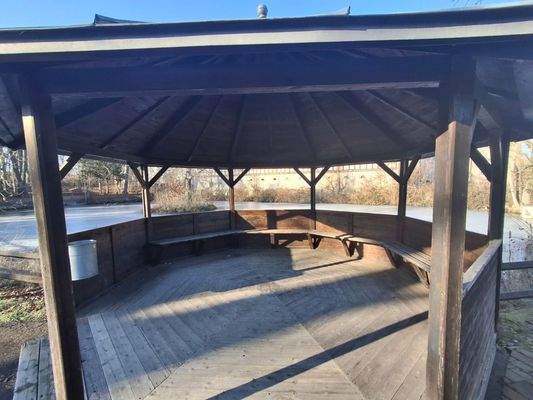 Aussichtsplattform mit Blick über den Fischteich