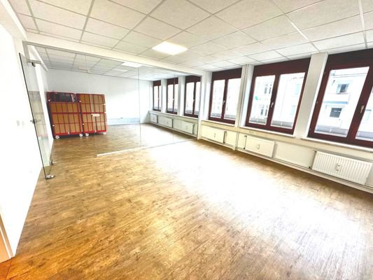 Verbundenes Büro mit Glaswand