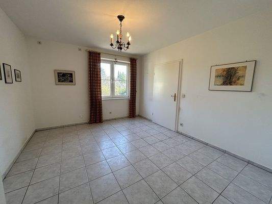 Zimmer im EG, Küchenanschlüsse vorhanden