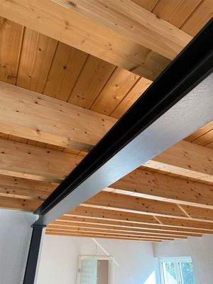 Decke Holz- und Stahlträger