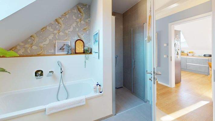 Tageslichtbad mit Dusche und Wanne