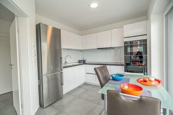 ...und genug Platz für die moderne Küchenzeile und einen Frühstückstisch