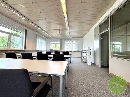 ... mit optionalem Beamer und Leinwand