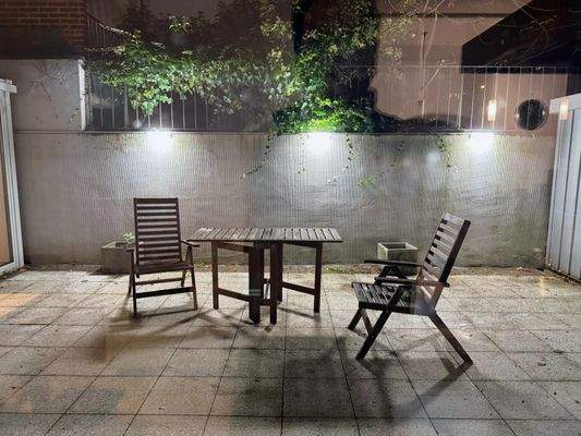 Hof-Terrasse bei Nacht