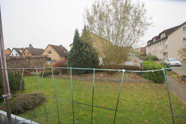 Balkonblick in den Vorgarten und die Nachbarschaft