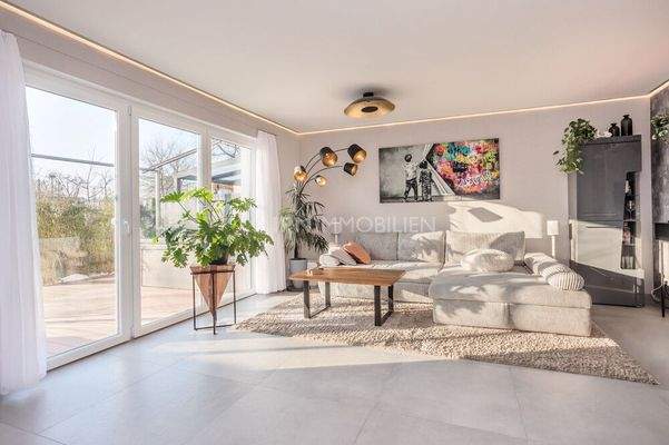 Wohnzimmer mit Austritt zur Terrasse