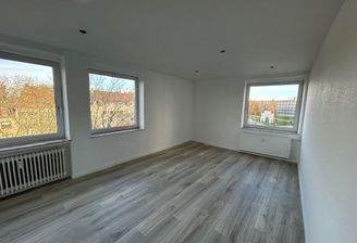 Das helle große Wohnzimmer