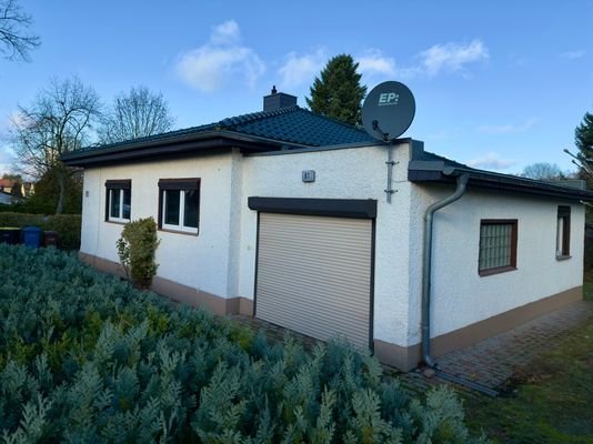 Straßenseite mit blickdichter Hecke und Garage