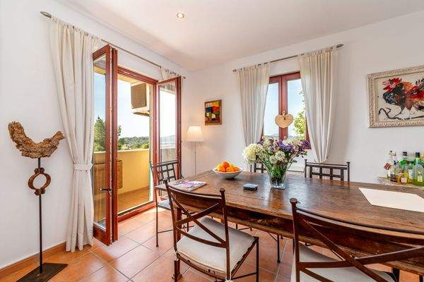 Schöner Essbereich mit Terrassenzugang