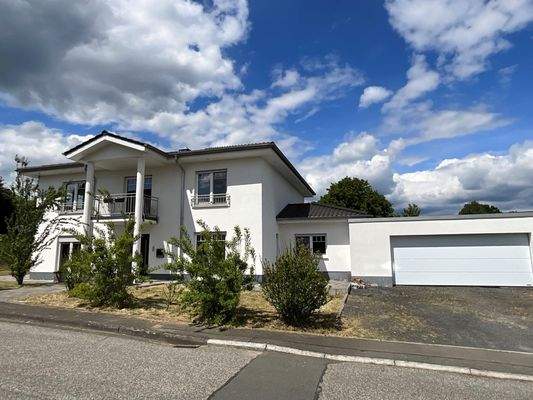 Straßenansicht Garage