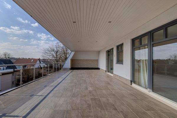 großzügige Dachterrasse 