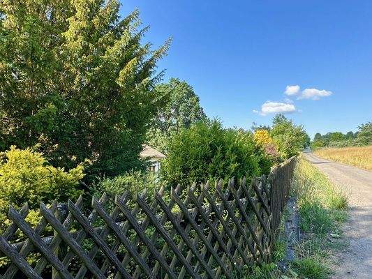 Komplett eingezäuntes Grundstück