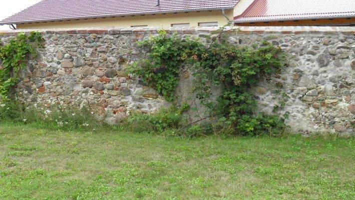 Teil der Einfriedung (Natursteinmauer)