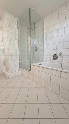 Badewanne und Dusche