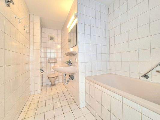 Badezimmer mit Duschwanne