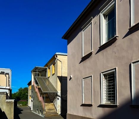 Bürogebäude vorn, Gewerbeobjekt hinten