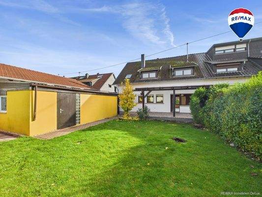 RE/MAX Immobilien DeLux Soppelhaushälfte Mettlach Garten