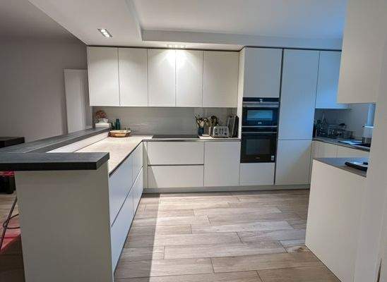 Küche mit Einbauküche