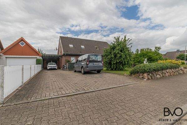 Großzügige Auffahrt mit Carport und Stellplätzen