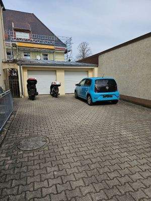 Garage mit Außenstellplatz