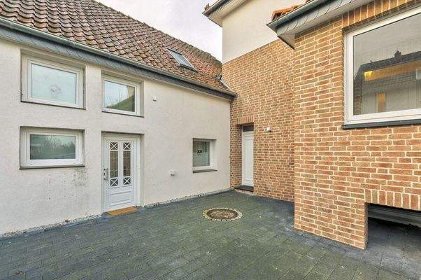 Ansicht mit Hof- und Zugangsbereich