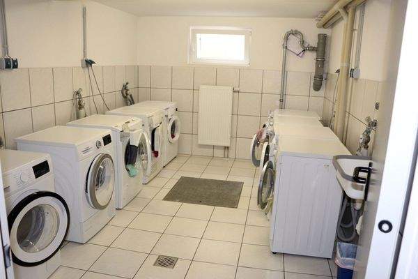 Komfortable Waschküche mit modernen Geräten und praktischer Infrastruktur